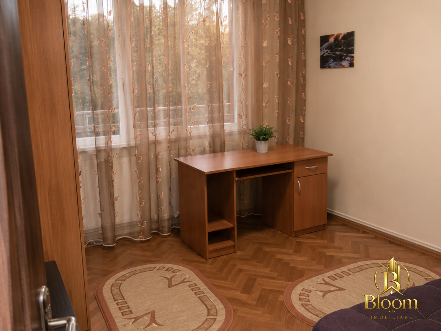Dormitor luminos cu birou, apartament Tiglina 2