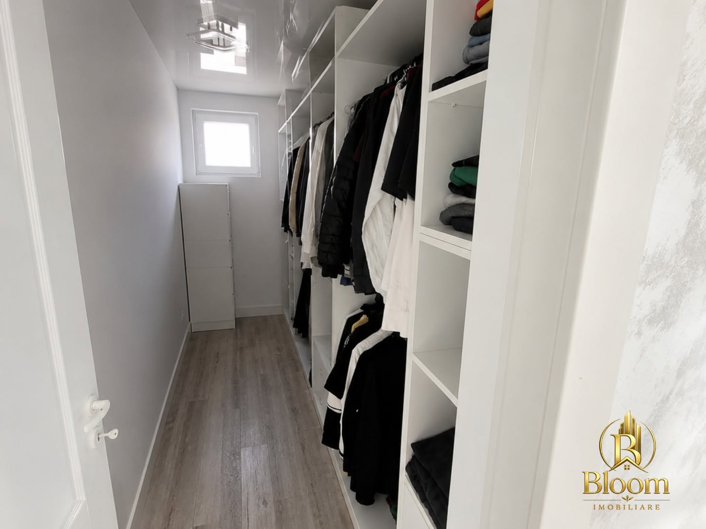 Dressing generos cu organizare practică