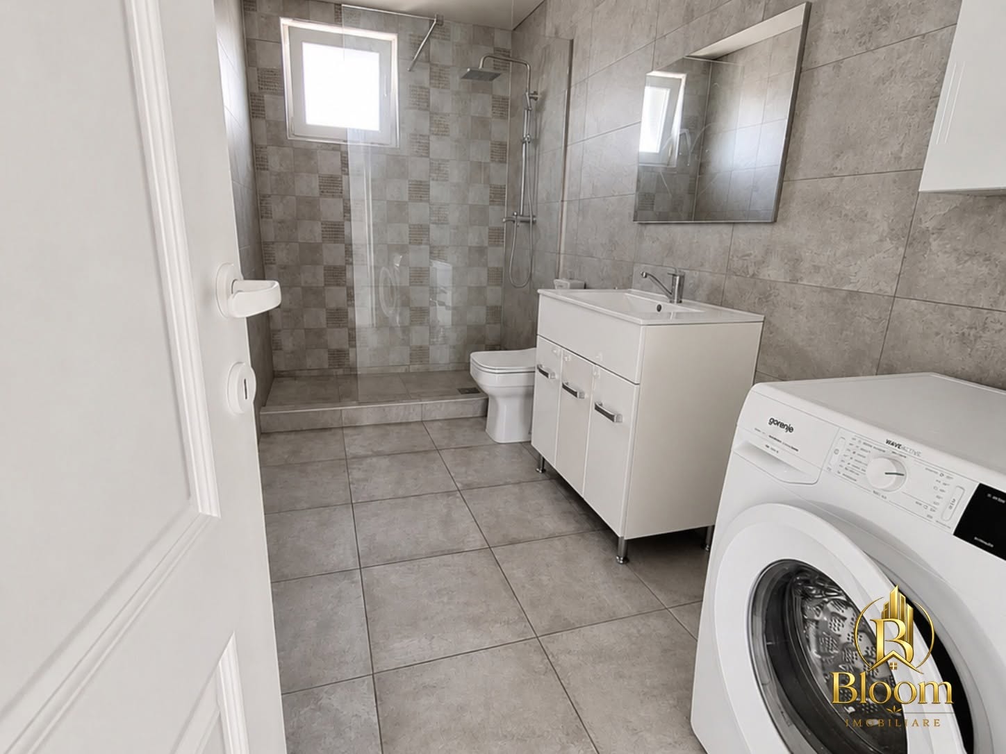 Baie modernă cu duș walk-in